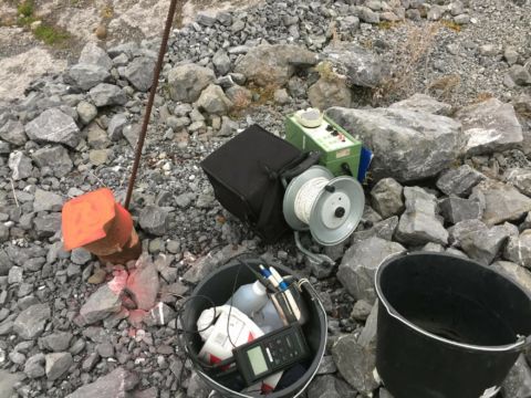 Første prøvetakingspunkt. Det er boret fjellbrønner for prøvetaking i fjellveggen rundt Langøya. NGI gjennomfører prøvetaking av disse fjellbrønnene for oss for å dokumentere at det ikke lekker vann som har vært i kontakt med avfall ut til sjø.