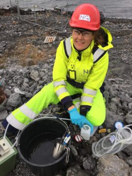Vann fra brønnen prøvetas og sendes til uavhengige laboratorier for analyse av metall, organiske miljøgifter, PFAS og radionuklider